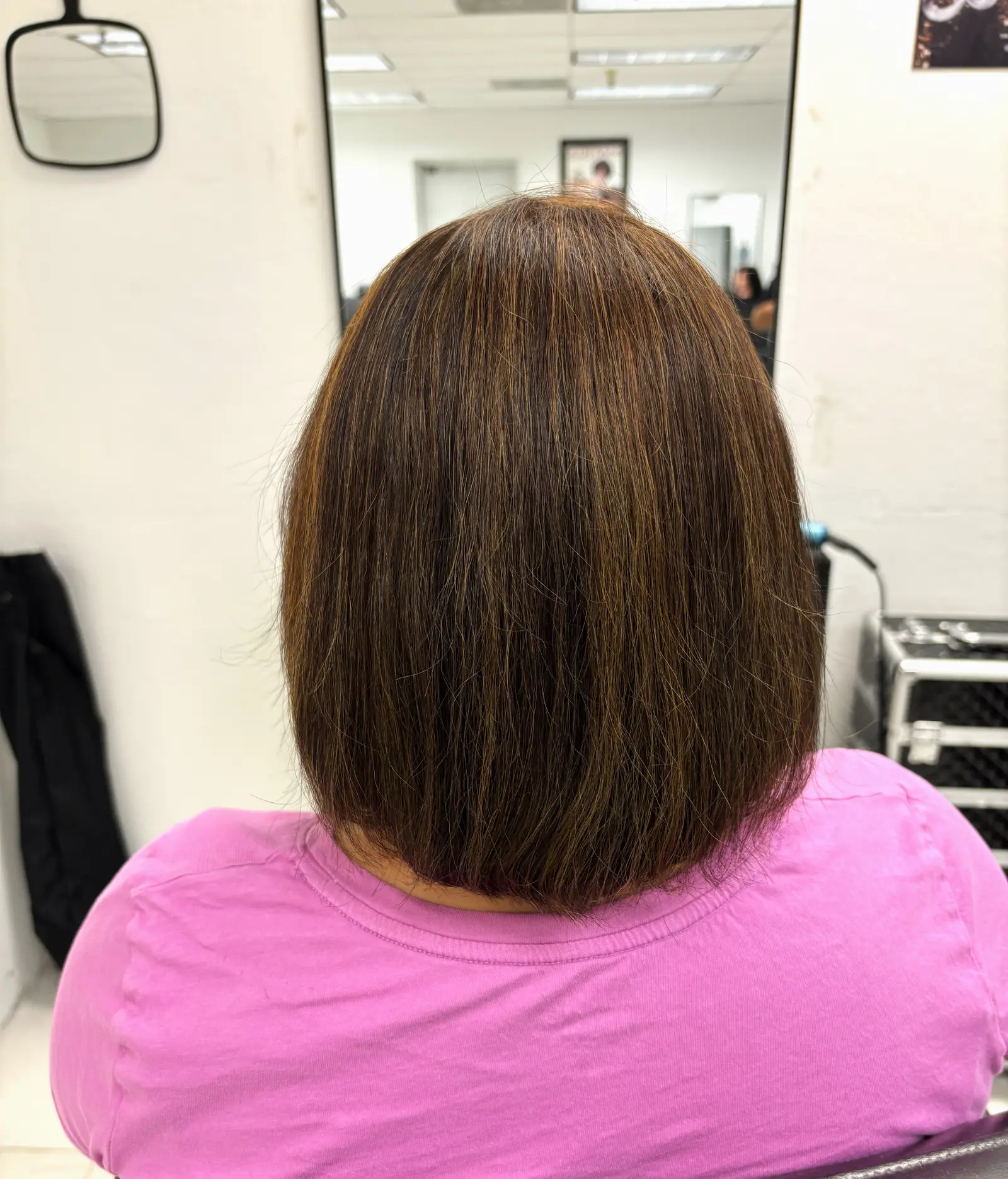 Cabello castaño cálido con mechones caramelo y corte bob recto, trabajo de estudiante de cosmetología