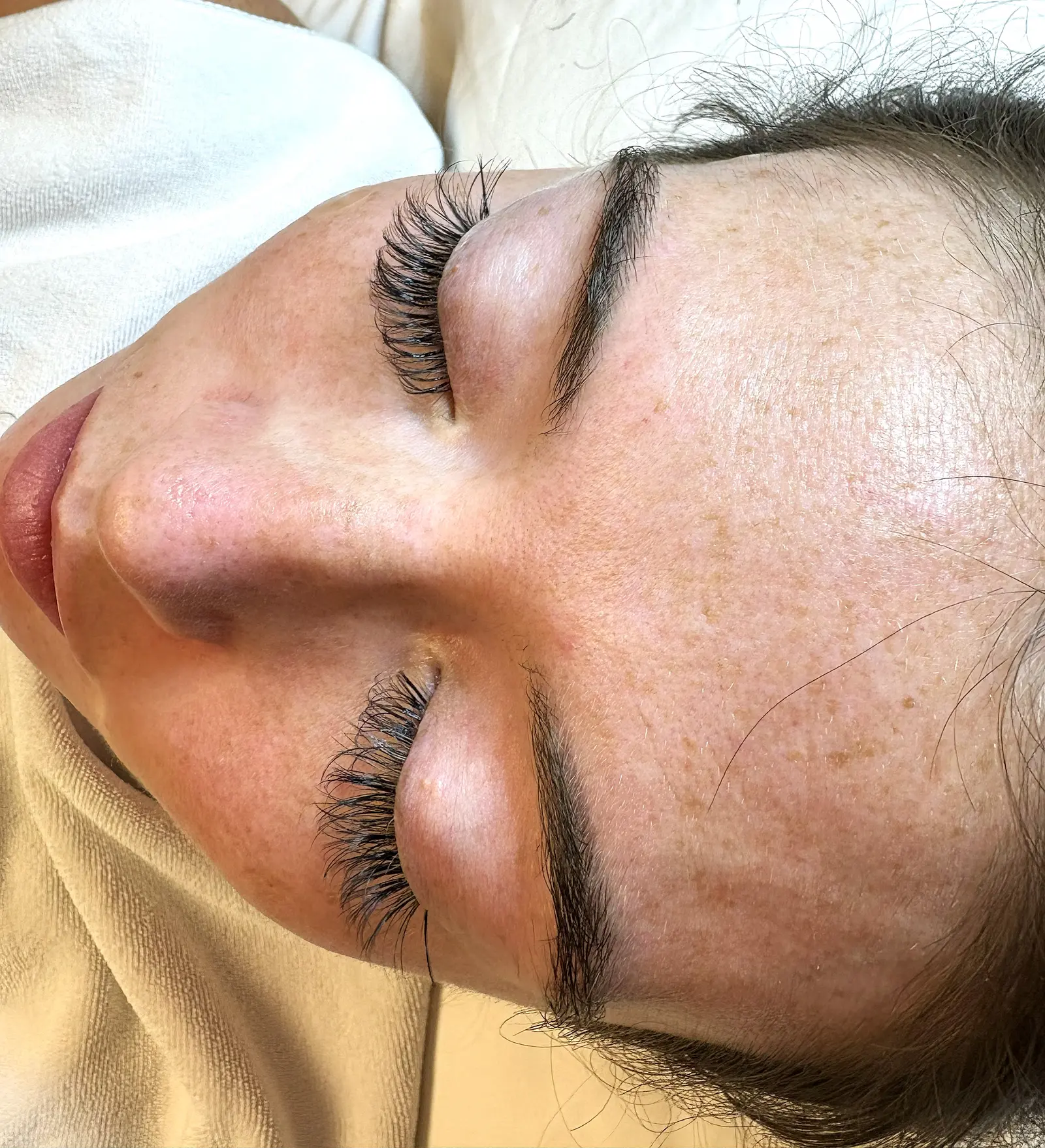 Acercamiento de extensiones de pestañas completas en ojos cerrados, trabajo de estudiante de estética