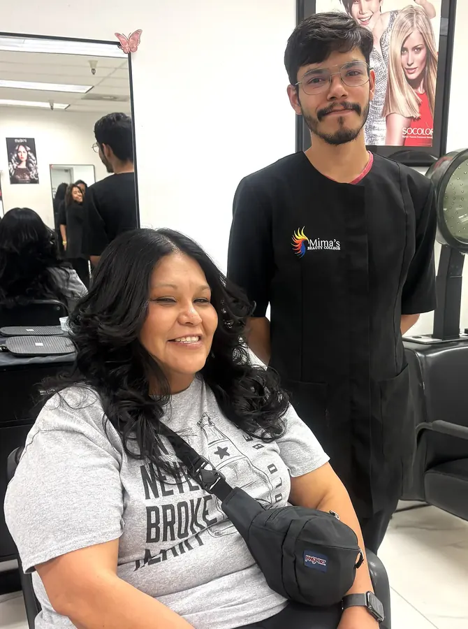 Estudiante de cosmetología trabajando en color de cabello y peinado en Mima's Beauty College