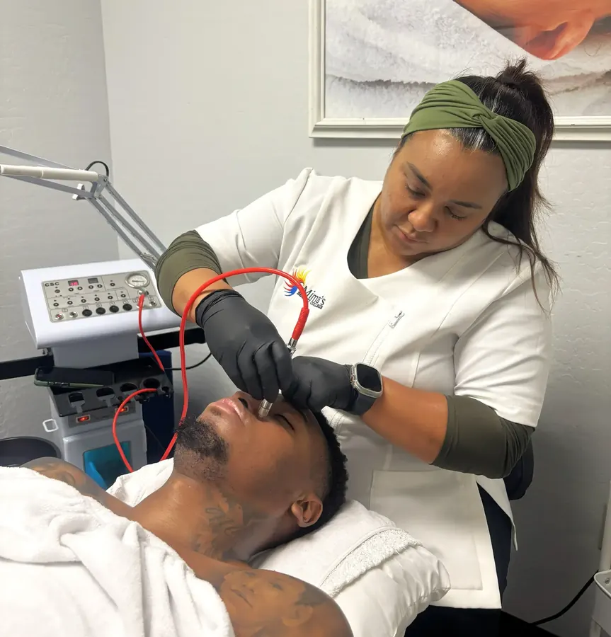 Estudiante de estética realizando un tratamiento facial en la clínica de estudiantes