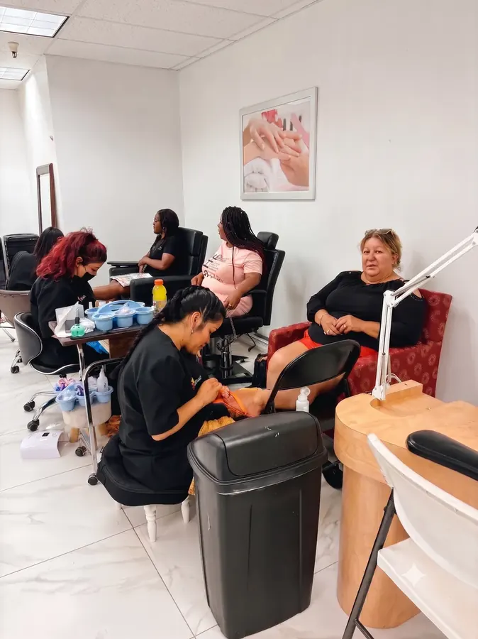 Una alumna de tecnología de uñas practica una pedicura en grupo bajo supervisión en Mima's Beauty College, en Phoenix, Arizona